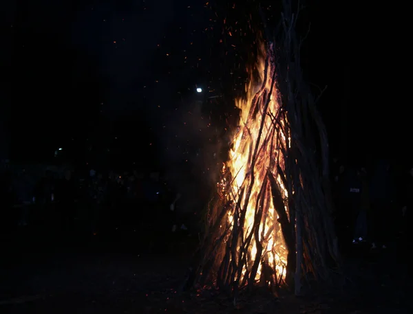 Éjjel Tábortűz Hegyi Turisztikai Táborban Láng Tűz Szikra Sötét Elvont Stock Kép