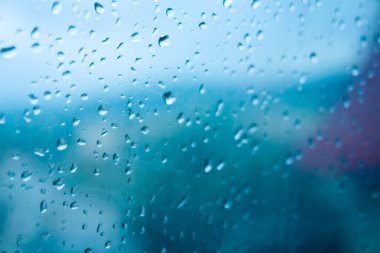 Arabanın camına yağmur yağıyor. Suyu kapat. Pencereye su damlacıkları. Arabanın camında su var..