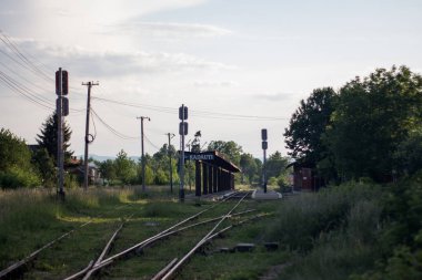 Romanya 'nın Radauti kentindeki tren istasyonu. Tren istasyonundaki demiryolu hattı gökyüzünde bulutlarla çevrili. Tren istasyonuna giden hatlar. Tren istasyonunda tren yolu kavşağı
