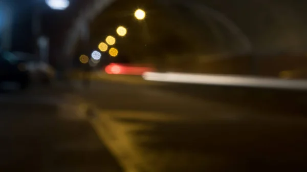 Sentieri Luminosi Sfocati Notte Nel Tunnel Strada Notte — Foto Stock