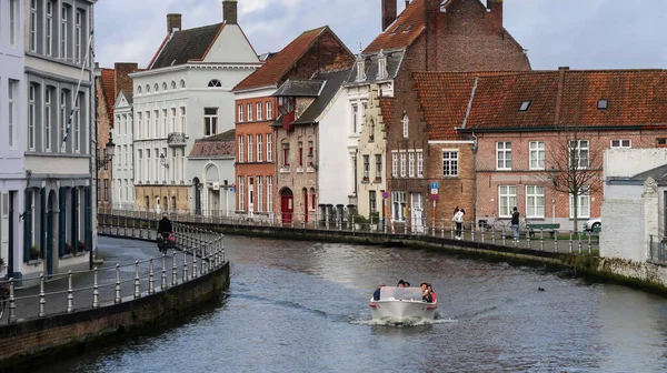 Bruges Bélgica 2020 Barco Com Turistas Canal Edifícios Por Trás — Fotografia de Stock