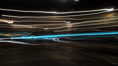 Çok renkli ışık, uzun süre soyut gece eğrisi ışıklarını boyuyor. Gece yol aydınlığı.