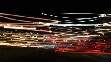 Çok renkli ışık, uzun süre soyut gece eğrisi ışıklarını boyuyor. Gece yol aydınlığı.