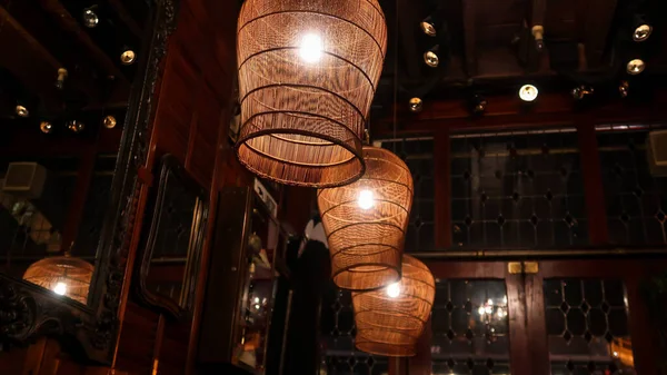 Lokantada klasik lambalar. Lokantadaki lambayı kapat. Ev dekorasyonu. İç ışıklar.