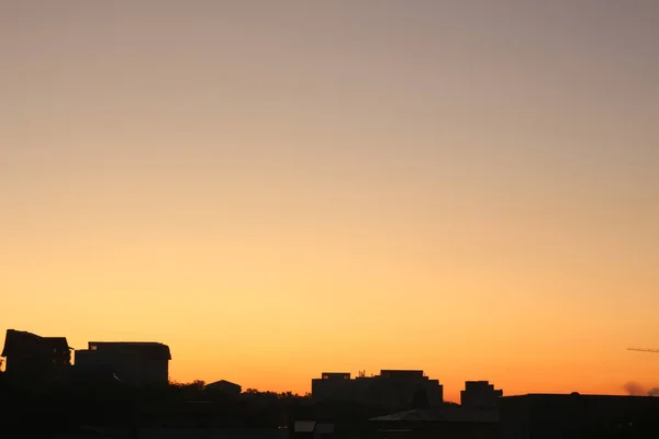 Gele Zonsopgang Met Weinig Gebouwen Silhouetten Verlichte Stad Ochtend Met — Stockfoto