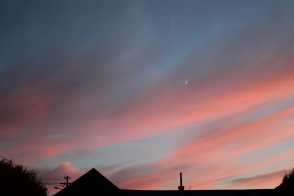 ぼんやりとした雲と家と火の夕日 — ストック写真