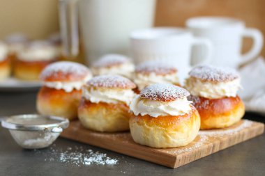 Ev yapımı semla veya vastlakukkel (Estonya içinde) bir geleneksel tatlı rulo Shrove Salı veya ilgili gün için Scandinavic ve Baltık ülkelerinde yapılan krem şanti ile olduğunu