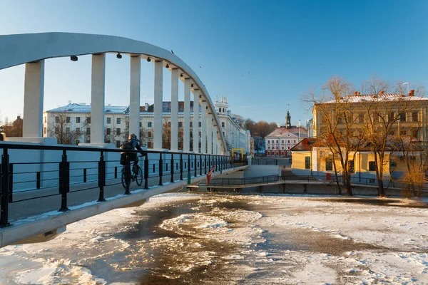 Fodgængerbroen Kaarsild Emajogi Floden Udsigten Rådhuset Vinteren Tartu Estland Mennesket - Stock-foto