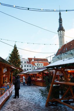 Tallinn, Estonya - 28 Kasım 2016: Sayaçları geleneksel Noel yiyecek ve içecekler, Eski Şehir Meydanı, Noel pazarı ile. Belediye Binası arka plan üzerinde olduğunu.