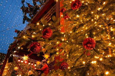 Köln, Almanya - 1 Aralık 2016: Noel Pazar Köln merkezi aşamasında müzisyenler gerçekleştirin. Ön planda bir şekilde dekore edilmiş Noel ağacı