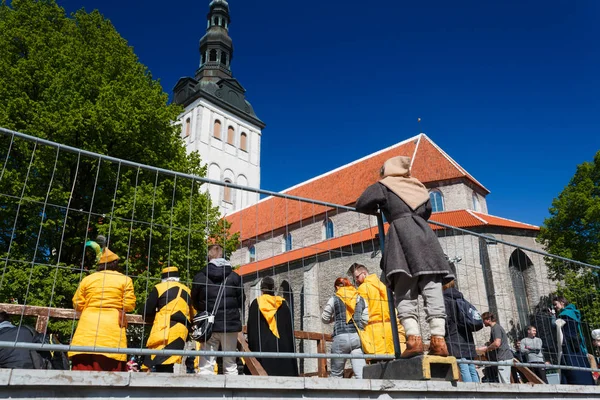Tallinn Estônia Junho 2017 Menino Vestido Medieval Olha Para Participantes — Fotografia de Stock