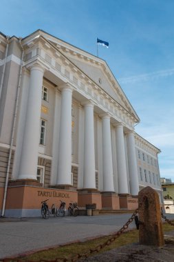 Tartu Üniversitesi ana bina cephe öğrenci Bisiklet yakınındaki giriş, Tartu, Estonya ile