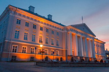 Tartu Üniversitesi Yaz alacakaranlık ana binada. Eski ünlü Estonya Üniversitesi Baltık ülkeleri arasında en iyisi.