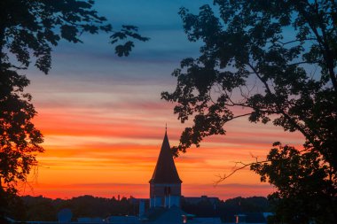 Tartu, Estonya tarihi parçası yukarıda yaz gökyüzü günbatımı ve güzel. Jaani kırık (St. John's Church) merkezi. Kubbe tepeden görüntülemek.