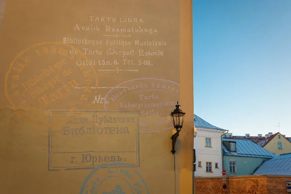 Tartu Estônia Fevereiro 2017 Muro Biblioteca Cidade Tartu Com Inscrições — Fotografia de Stock