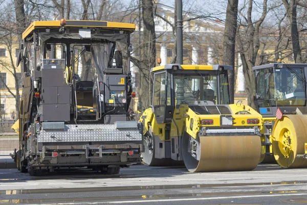 Yol makinaları asfalt yakın çekim döşeme için