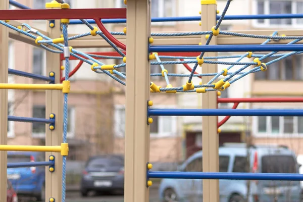 Kinderspielplatz für Erholung und Entwicklung der Kinder — Stockfoto