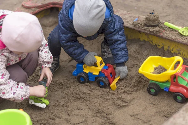 Sandbox yakın çekim sıcak kış giysileri içinde çocuk oyun