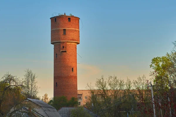 Torre de agua de viejas torres rojas al amanecer o al atardecer — Foto de Stock