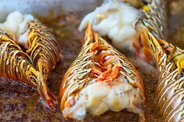 Lobsters on a hot skillet in boiling oil close-up — Stock Photo, Image