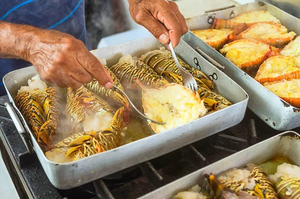 Fourchettes à main torréfaction inversée du homard dans l'huile — Photo