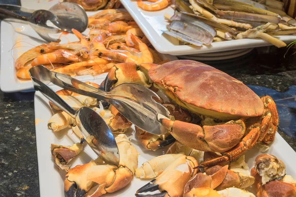 Cangrejo de mar cocido en una bandeja con otros mariscos — Foto de Stock