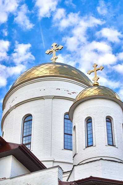 Frammento Della Chiesa Ortodossa Con Pareti Bianche Cupole Dorate Contro — Foto Stock