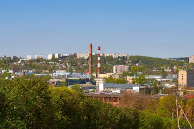 Bir yaz gününde yeşil yeşillik içinde boğulma bir şehir manzara