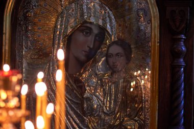 Kilise mum Tanrı'nın annesi simgesinde yansıtılır