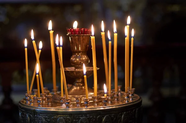 Church candle burns on the altar in front of the Orthodox icon — Stock Photo, Image