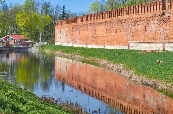 Uitzicht op de vesting van Smolensk, onneembaar bastion, betrouwbaar def — Stockfoto