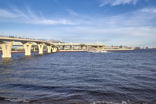 Şehir manzarası ile bulutlar yolu, batık bina ve İnşaat