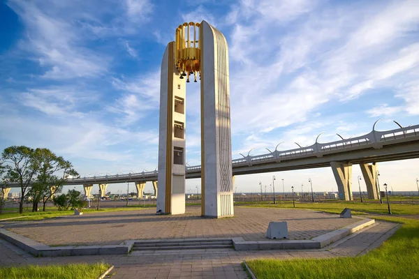 Arco con campanas en la isla de Krestovsky en San Petersburgo Russi — Foto de Stock