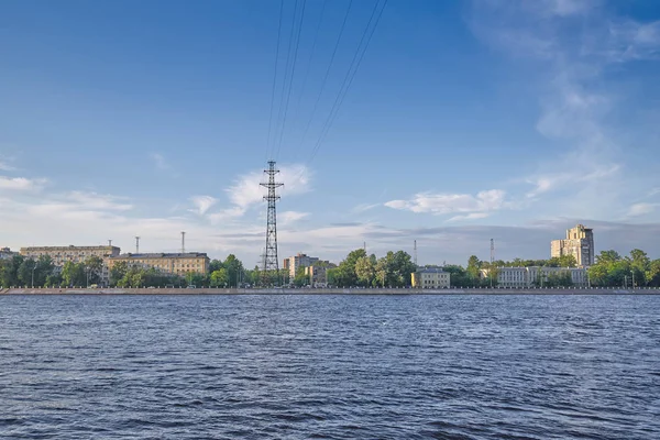 Lijn van elektrische transmissie, hoge metalen stokken met elektrische — Stockfoto