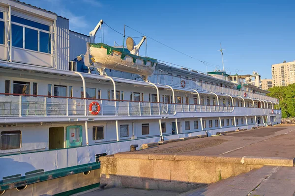 Vieux bateau de croisière au quai de granit — Photo