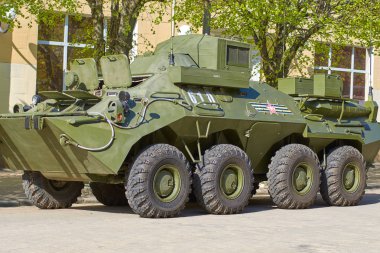 Smolensk, Rusya - 03 Mayıs 2018: Askeri teçhizat önünde 