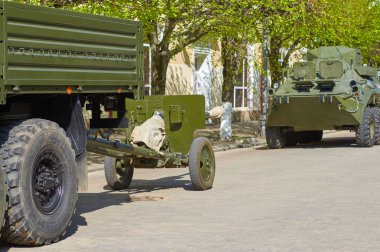 Smolensk, Rusya - 03 Mayıs 2018: Askeri teçhizat önünde 