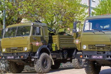 Smolensk, Rusya - 03 Mayıs 2018: Askeri teçhizat önünde 