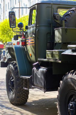 Smolensk, Rusya - 03 Mayıs 2018: Askeri teçhizat önünde 