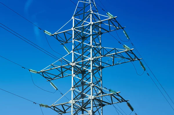 Linie přenosu elektrického proudu, vysoké kovové tyče s elektrickým — Stock fotografie