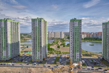 Bir göl n alan arka plan üzerinde yüksek binalar