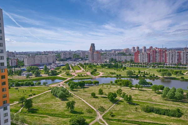 SAN PETERSBURG, RUSIA - 10 DE JUNIO DE 2018: Vista de una ciudad moderna — Foto de Stock