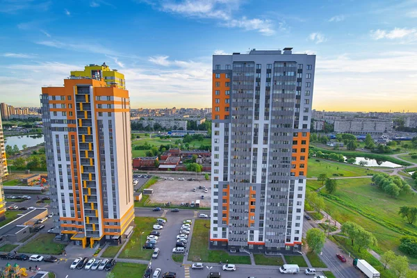 Pohled z balkónu na moderní městské centrum s parkem a jezerem — Stock fotografie