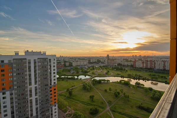 Вид с балкона на современный городской район с парком и озером — стоковое фото