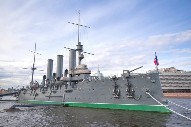 St Petersburg Neva nehrinde Aurora Kruvazör görünümü, 