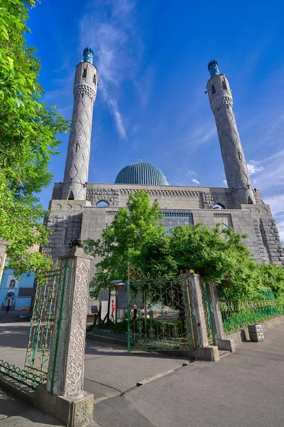 Müslüman camii minaresi yakın çekim ile — Stok fotoğraf