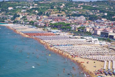 Bir deniz plaj ve güneşli bir yaz dağlarda üstten görünüm