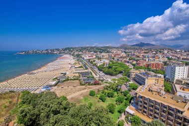 Bir deniz plaj ve güneşli bir yaz dağlarda üstten görünüm