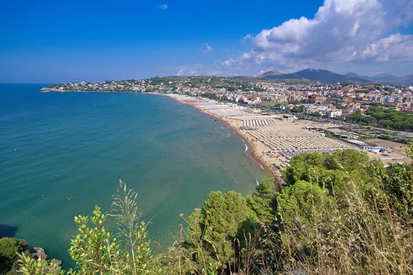 Vista superior de una playa de mar y montañas en un día soleado de verano — Foto de Stock