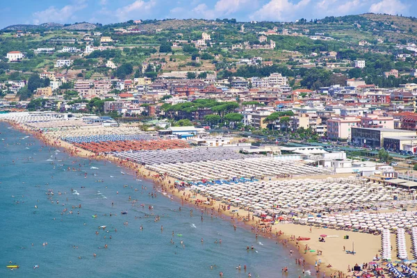 Vista superior de una playa de mar y montañas en un día soleado de verano — Foto de Stock